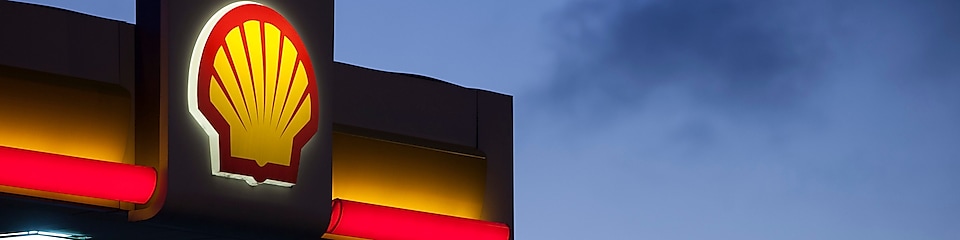 En la imagen, el detalle de la marca Shell aparece en una estación de servicio.