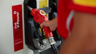 Coche rojo con la marca Shell Helix, corriendo en autopista