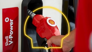 Coche rojo con la marca Shell Helix, corriendo en autopista