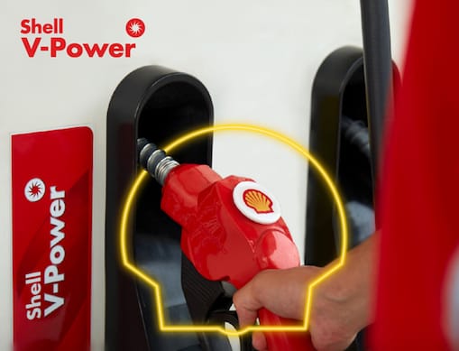 Coche rojo con la marca Shell Helix, corriendo en autopista