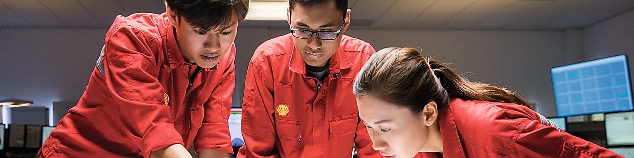 Tres empleados revisando planos