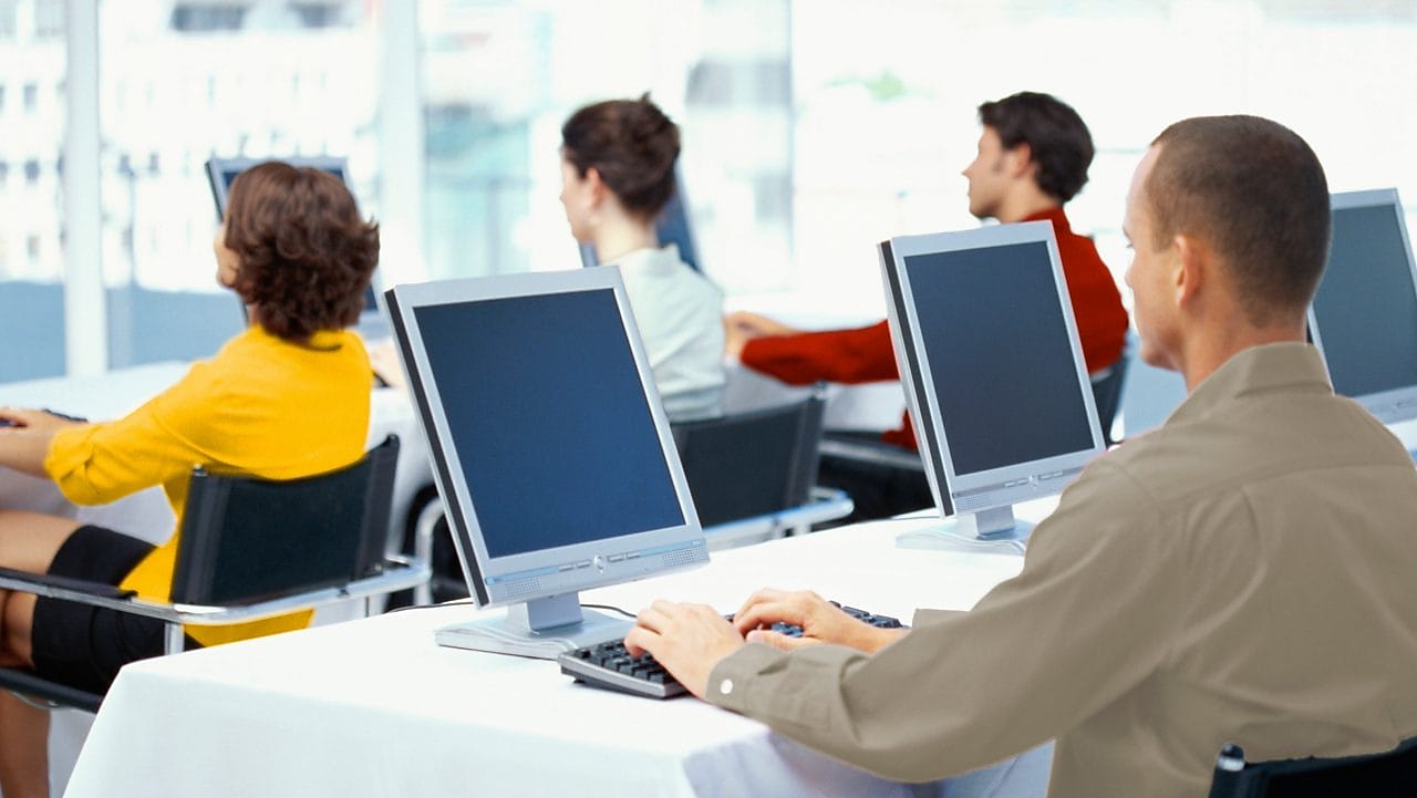 Empleados trabajando con ordenadores en una oficina