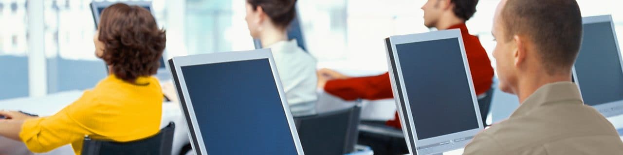 Empleados trabajando con ordenadores en una oficina