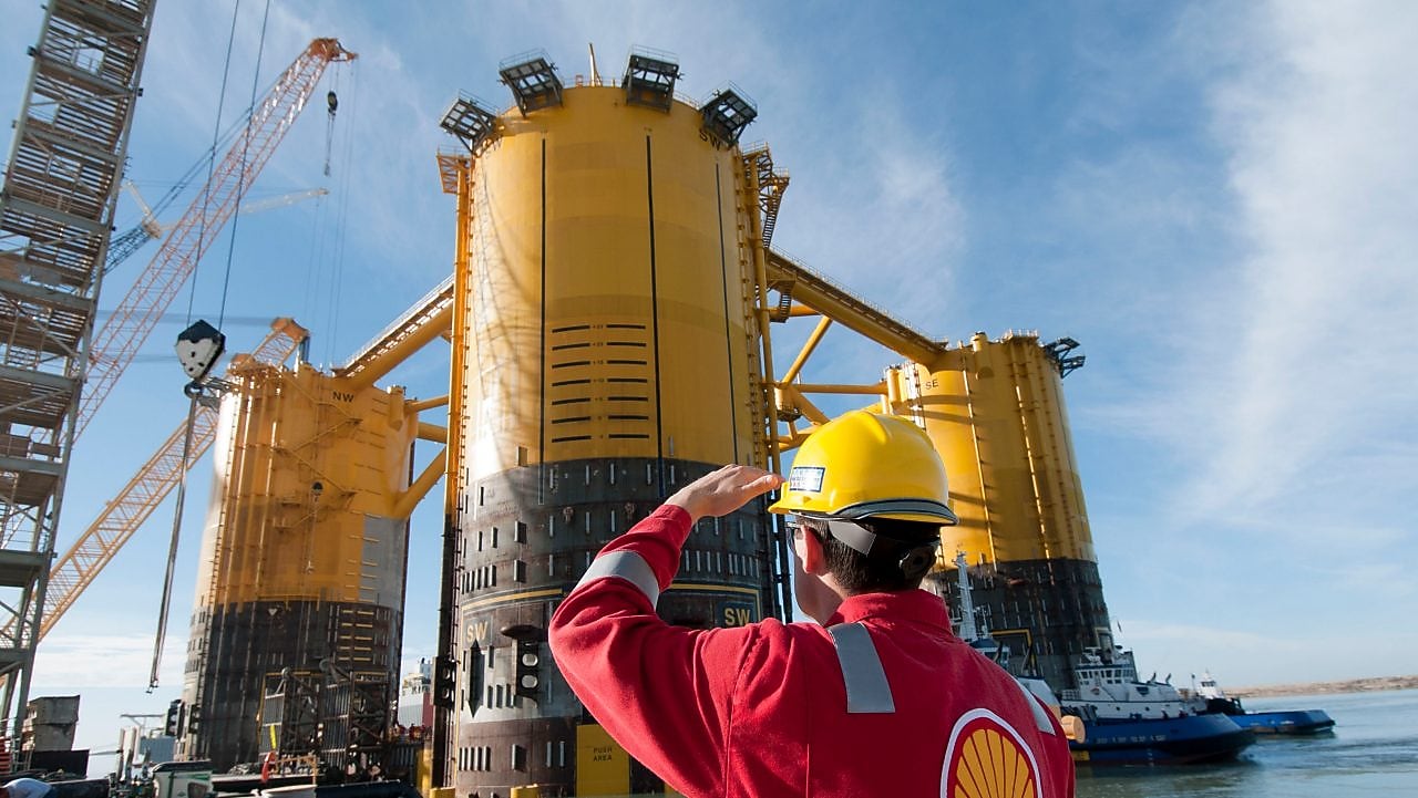 Ingeniero observando una plataforma en construcción