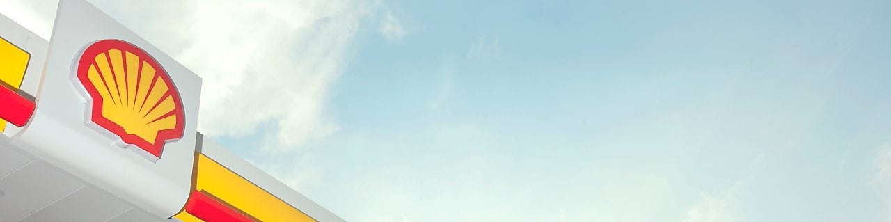 El símbolo de Shell en una estación de servicio minorista