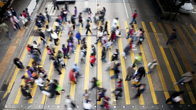 Personas cruzando una calle llena de gente en Hong Kong