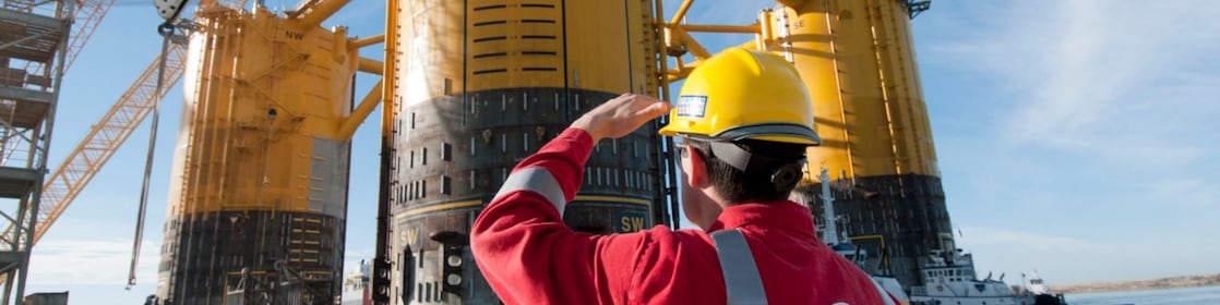Ingeniero observando una plataforma en construcción