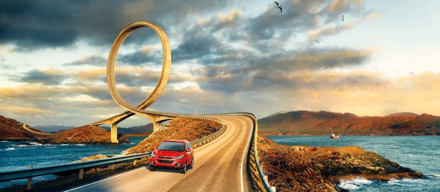 Carro rojo en una carretera cerca del mar