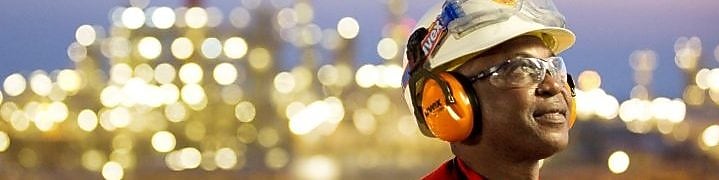 Empleado en la planta de liquefacción (GTL)