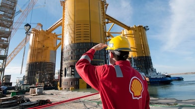 Ingeniero observando una plataforma en construcción
