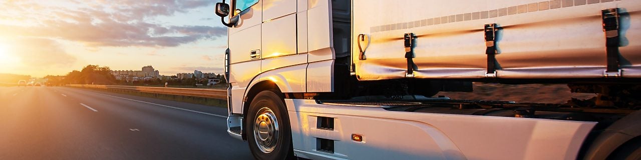 Hombre calibrando un ventilador en un entorno industrial