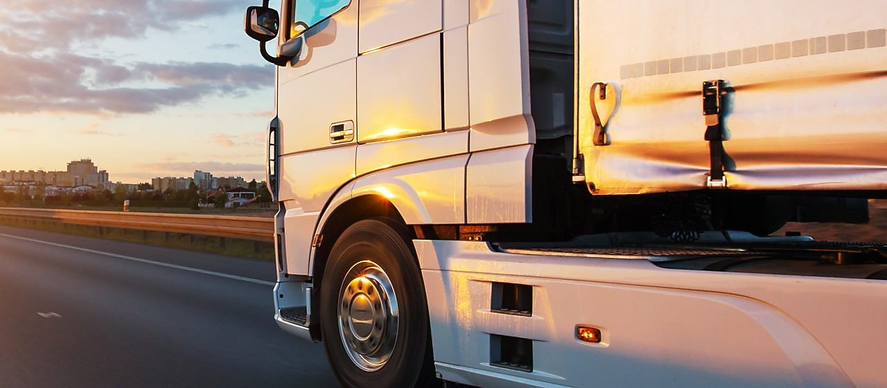 Hombre calibrando un ventilador en un entorno industrial