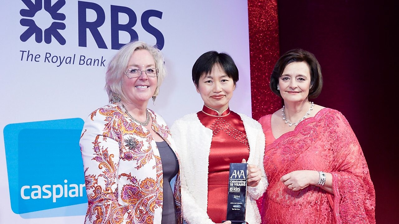 Yee Yee, recibiendo un premio