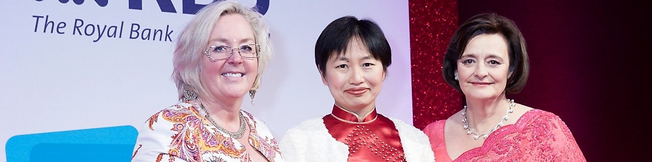 Yee Yee, recibiendo un premio