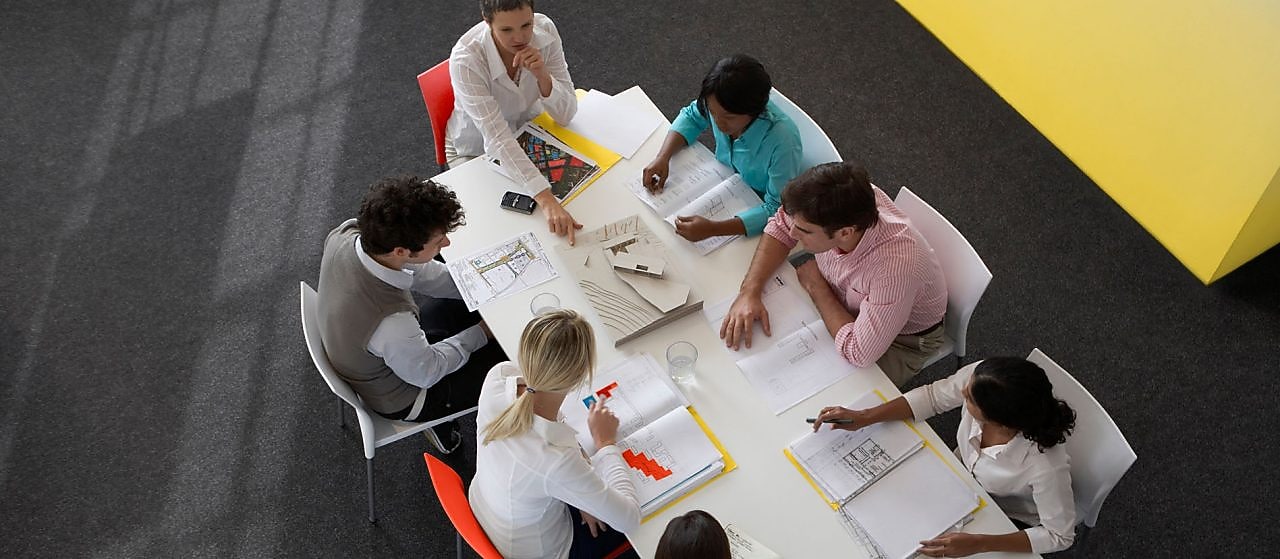 Equipo trabajando en una oficina