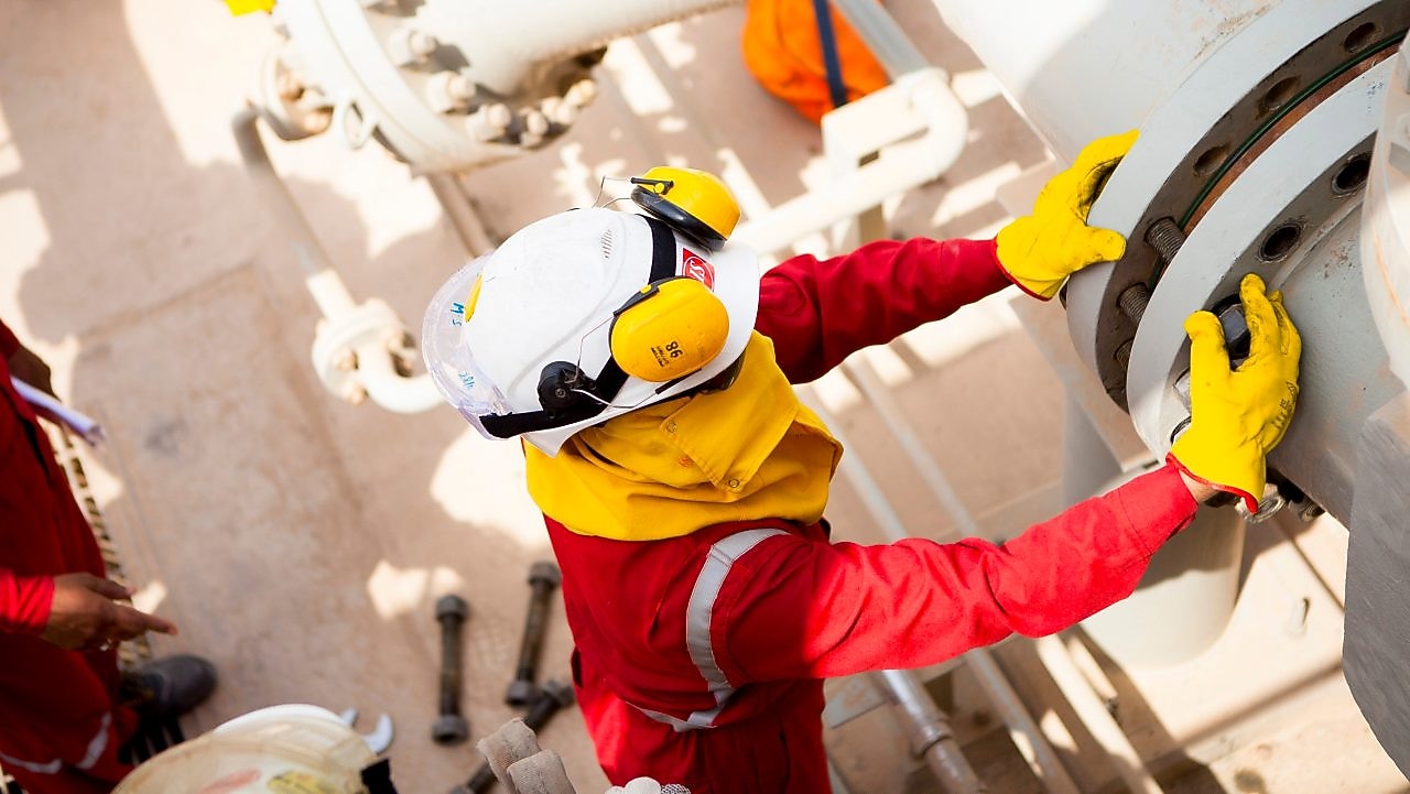 Trabajador con una máscara de seguridad y unos guantes puestos