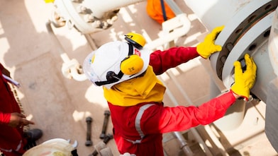 Trabajador con una máscara de seguridad y unos guantes puestos