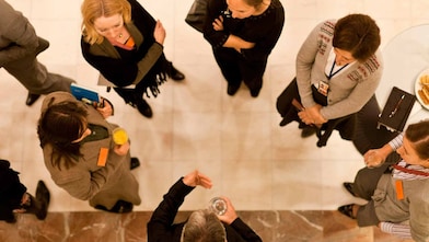 Vista aérea de un grupo de empleados hablando