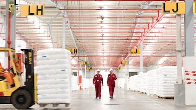 Dos empleados andando por una fábrica