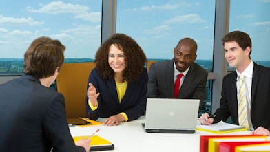 Cuatro empleados de Shell en una reunión