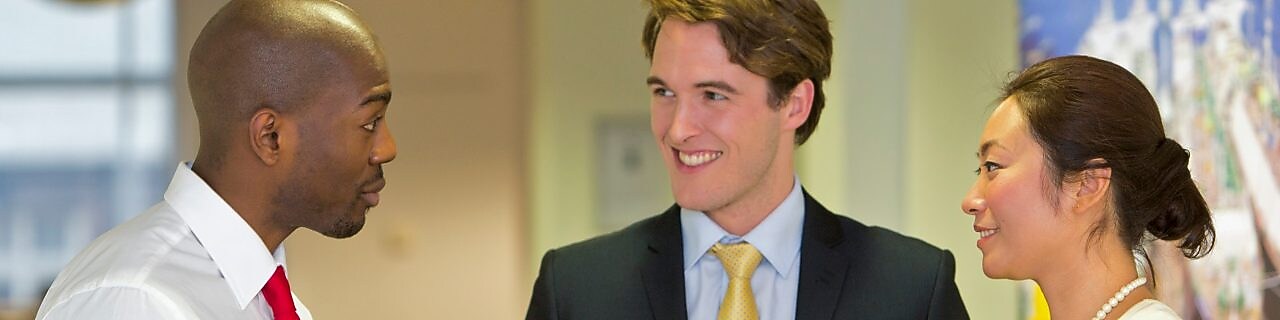 Tres empleados hablando de trabajo