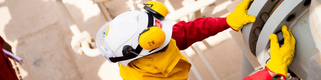 Trabajador con una máscara de seguridad y unos guantes puestos