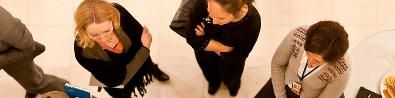 Vista aérea de un grupo de empleados hablando