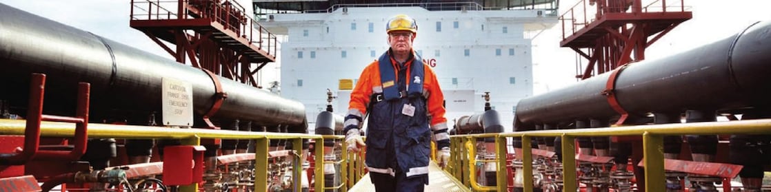trabajador caminando alrededor de una embarcación de Shell