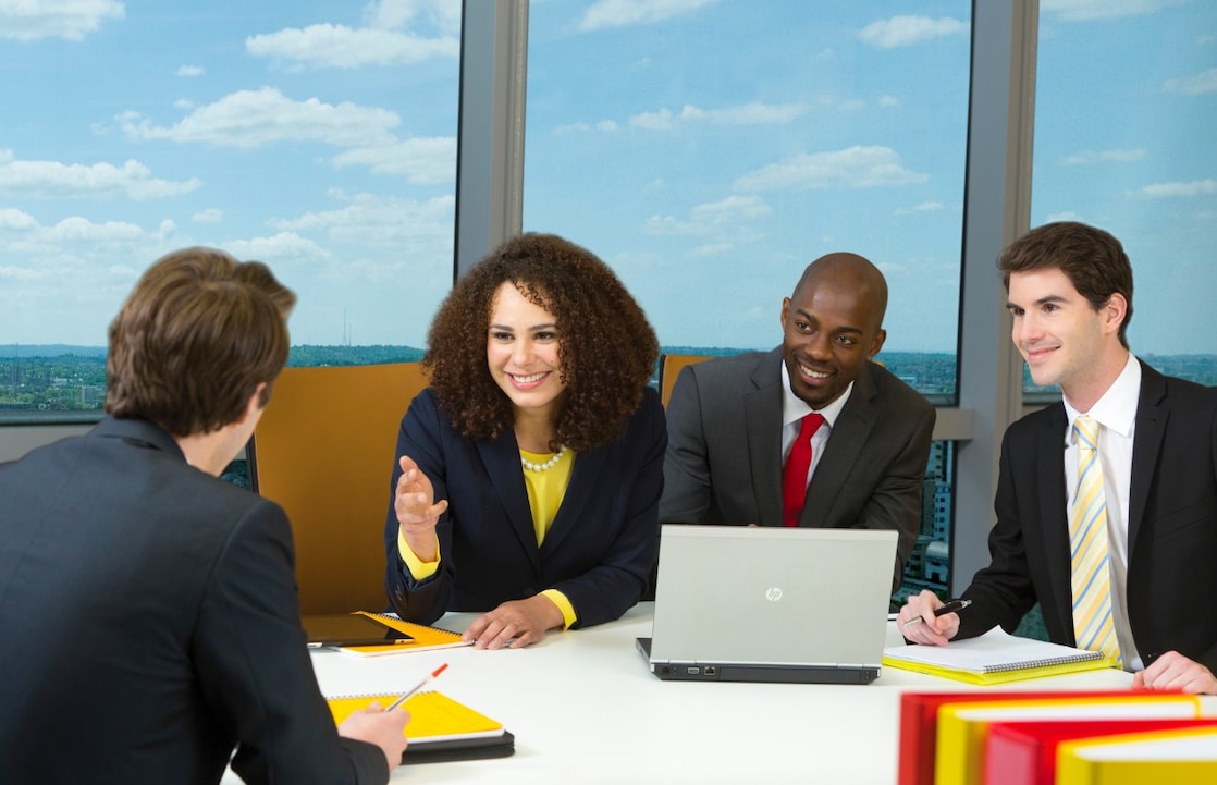 Cuatro empleados de Shell en una reunión