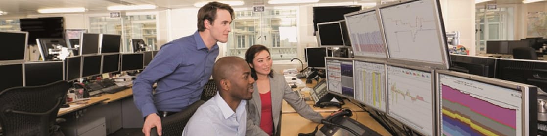 El personal del Parqué examina datos en varias pantallas informáticas