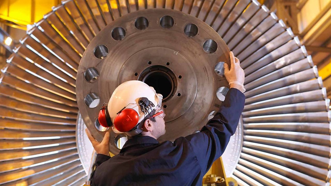 Discipline Engineer moviendo un centro de maquinaria pesada