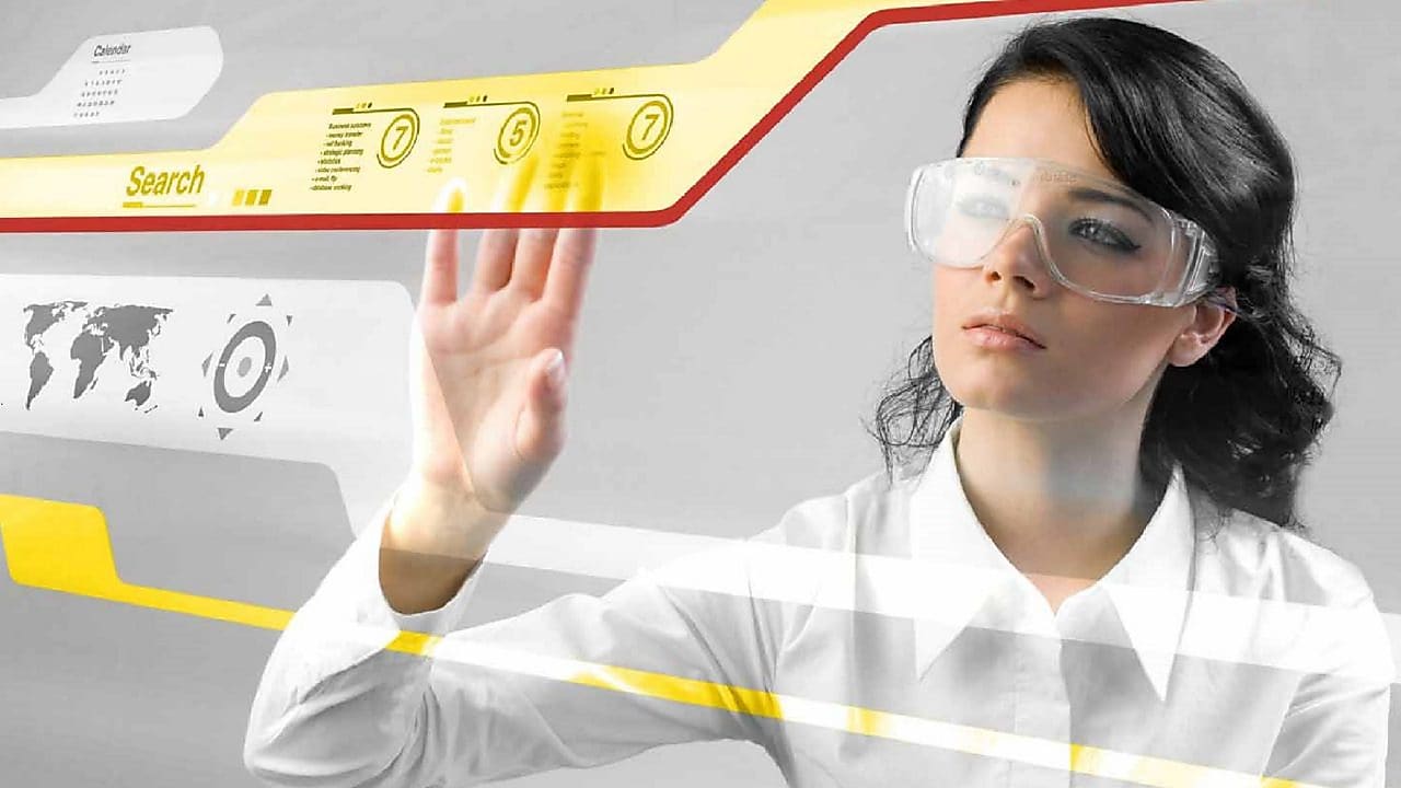 Mujer trabajando con una pantalla táctil digital.