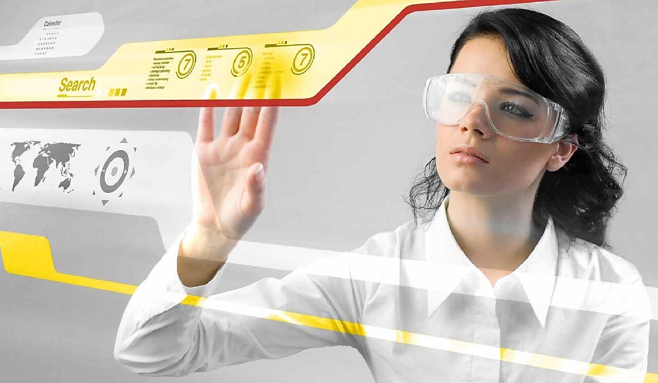 Mujer trabajando con una pantalla táctil digital.