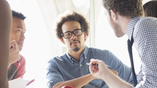 Personal de negocios manteniendo una charla
