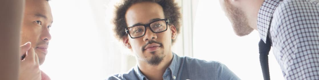 Personal de negocios manteniendo una charla