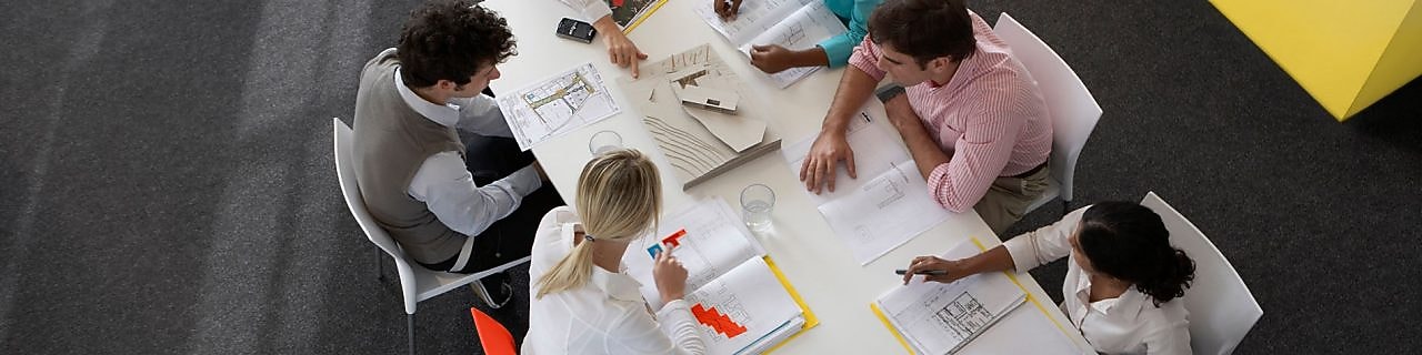 Equipo de trabajo en una oficina