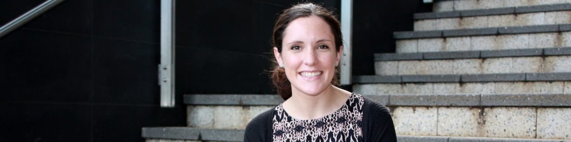 Siobhan Kelly sonríe delante de unas escaleras de hormigón