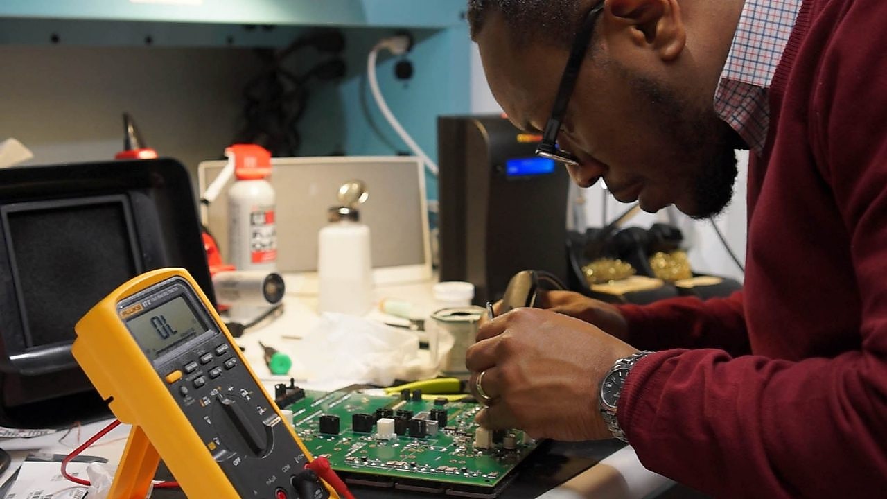 Ingenieros de Shell TechWorks manos a la obra en un grupo de trabajo