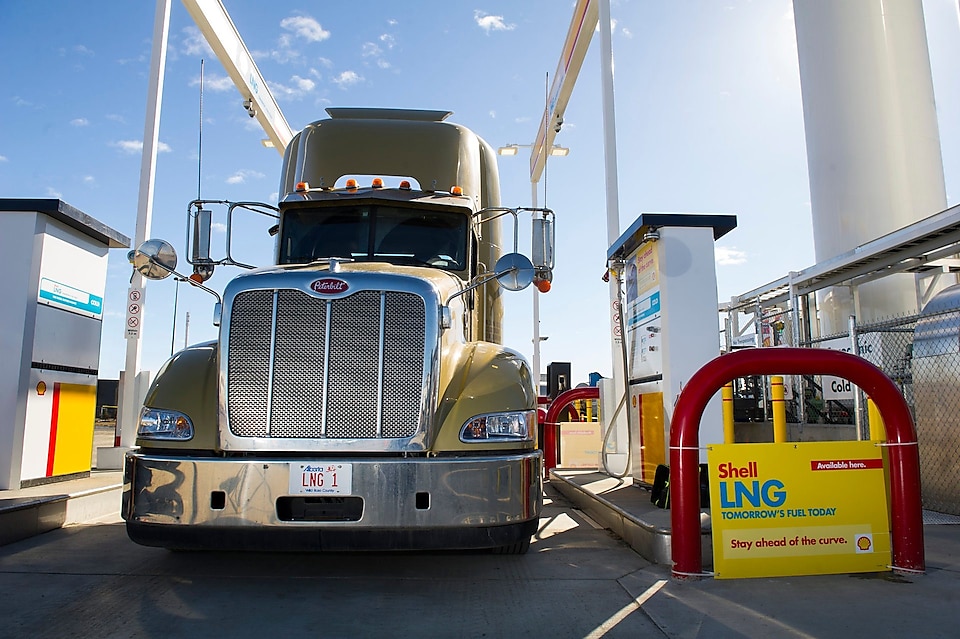 Un camión preparándose para reponer combustible en una estación de servicio de GNL de Shell