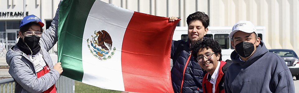 Integrantes de Borregos CCM - Tec CCM en fotografía grupal sosteniendo la bandera de México