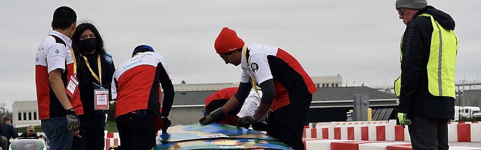 Escudería Borregos CCM del Tec CCM ajustando la tapa de su vehículo en la pista Indy 500