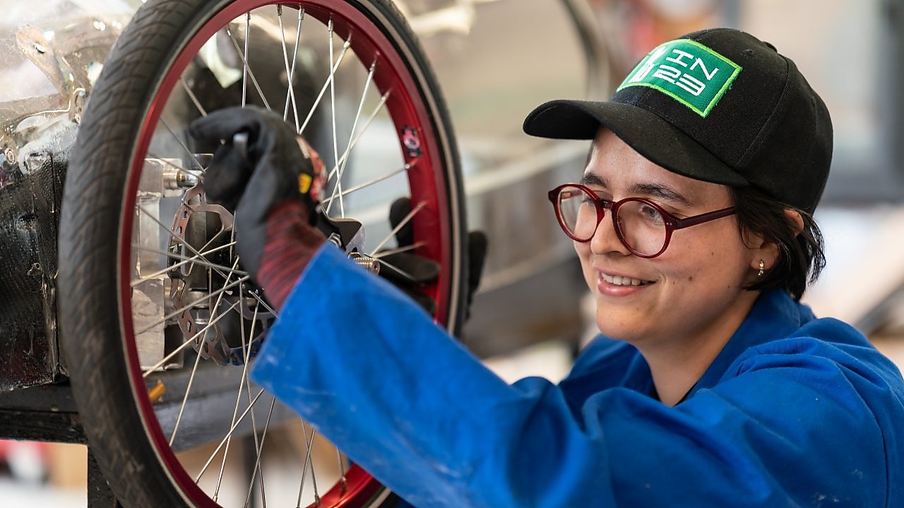 Una mujer joven trabaja en la construcción de su auto para el Shell Eco-marathon.