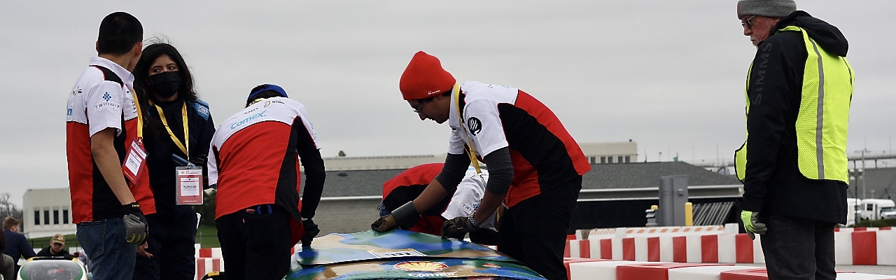 Escudería Borregos CCM del Tec CCM ajustando la tapa de su vehículo en la pista Indy 500