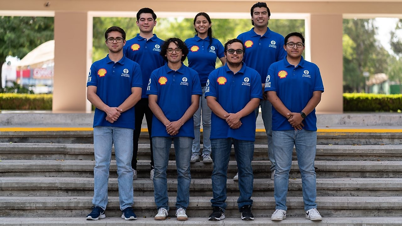 Fotografía grupal de la escudería Panteras E-Racing de la Universidad Panamericana