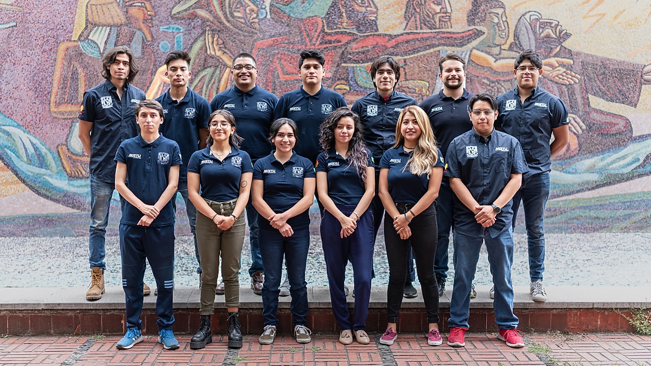 Fotografía grupal de la escudería Miztli del Centro de Investigaciones de Diseño Industrial - UNAM