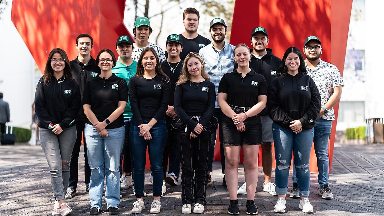 Fotografía grupal de la escudería E Racing CEM del Tecnológico de Monterrey Campus Estado de México