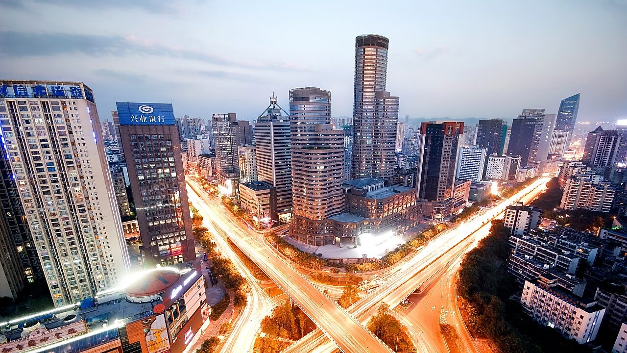 Rascacielos urbanos iluminados al crepúsculo