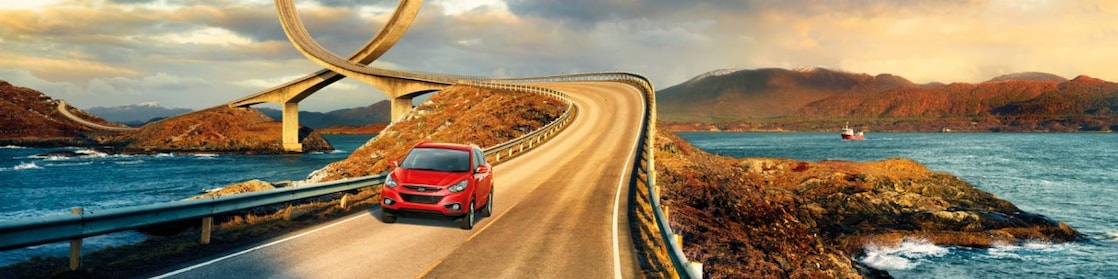 Carro rojo en una carretera cerca del mar