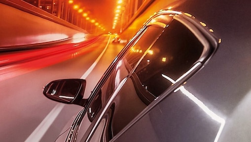 Coche pasando por la autopista en la noche