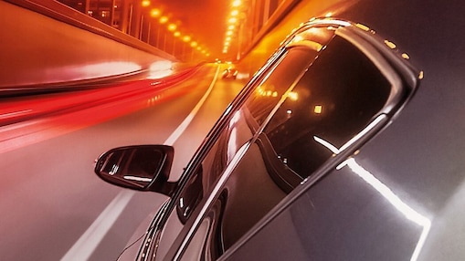Coche pasando por la autopista en la noche
